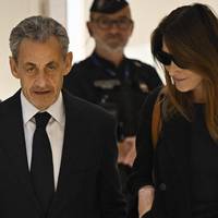 Kleffe baguettes, een dun straaltje onder de douche en vooral eenzaamheid: Sarkozy schrijft boek over ‘helse’ 20 dagen in de cel