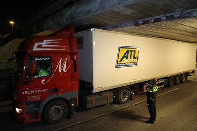 Het is weer zover: alwéér vrachtwagen vast onder berucht viaduct Waalwijk, ondanks nieuwe borden