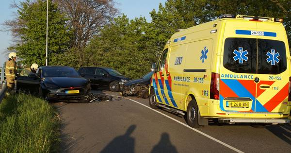 Peperdure Tesla zwaar beschadigd bij frontale botsing in Elshout - BD.nl