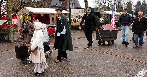 Publiek geniet van interactie op Dickensfestijn Wintelre