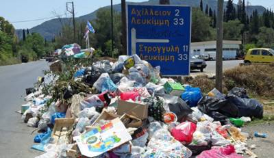 Vakantiegangers op Korfoe schrikken: zelfs voor koninklijk paleis ligt vuilnis