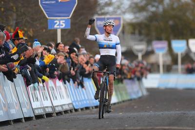 Van der Poel laat ondanks valpartij Van Aert achter zich in Hamme