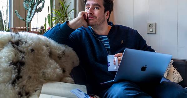 Utrechtse talkshowhost maakt van corananood een deugd met TwitterTalkShow vanuit zijn huiskamer - De