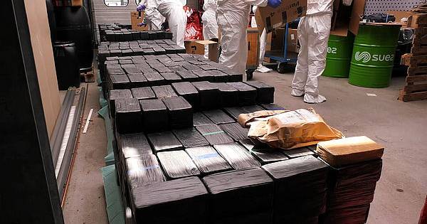 In een armoedig pandje op het bedrijventerrein aan de rand van Rotterdam-Schiebroek werd in een onderzoek naar een drugsbende vorig juni 2500 kilo uit een verborgen ruimte gehaald.