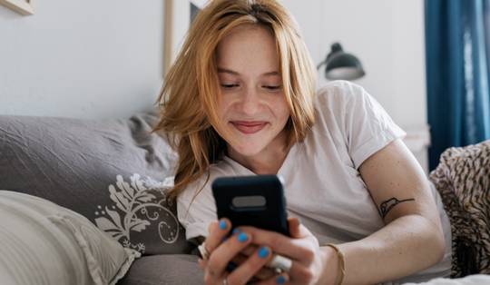 Waarom datingapps je eerst overspoelen met knappe profielen, en daarna niet meer: zo werken hun algoritmes