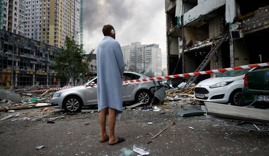 Russische raketten viseren Kiev vlak voor NAVO-top: woongebouw geraakt bij aanval, minstens 10 doden