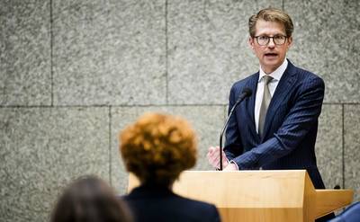 Minister Dekker sluit actie tegen Sint Maarten niet uit