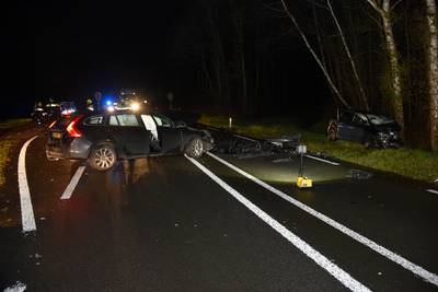 Twee gewonden bij frontale botsing bij Beek, N325 urenlang dicht
