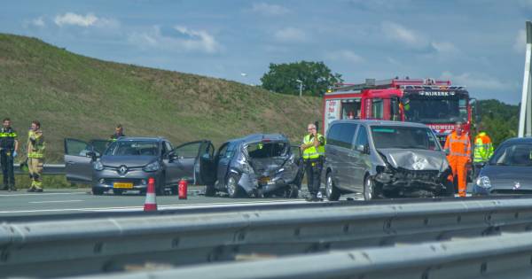 Ernstig ongeluk zorgt voor ravage en twee gewonden bij Nijkerk.
