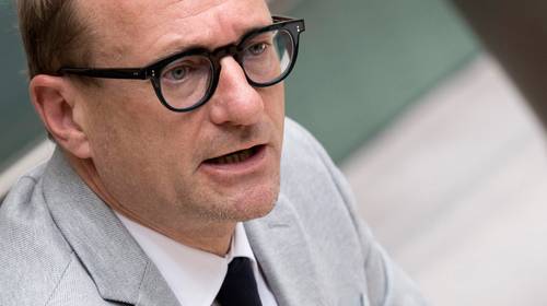 Weyts kondigt nieuwe teststrategie voor onderwijs aan, met sneltest voor hoogrisicocontacten