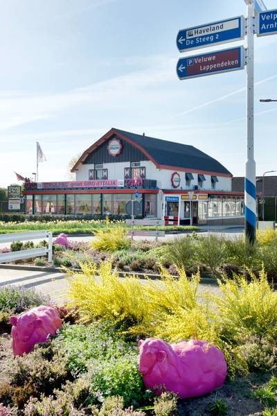 Pannenkoekenbaas Rheden staat achter zijn serveerster