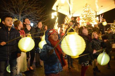 Een lint van lichtjes door Brouwershaven
