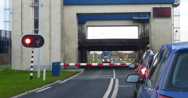 Vrij baan voor verkeer bij sluis Sint Andries Heerewaarden, scheepvaart gestremd - BD.nl