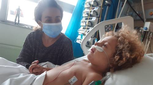 Papa van ernstig ziek coronapatiëntje Kaïs (4) getuigt