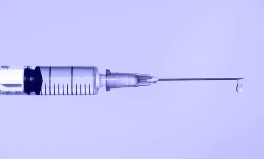 Expert legt uit: waarom je als zestigplusser tóch beter weer een coronavaccinatie kunt halen