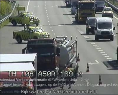 Vrachtwagen met zwavelzuur op A50 zorgt voor vertraging