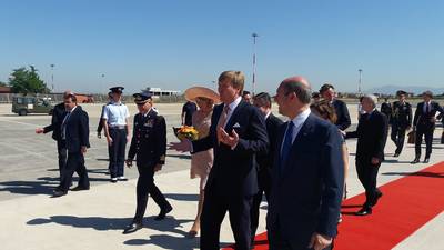 Koning en koningin arriveren in snikheet Rome