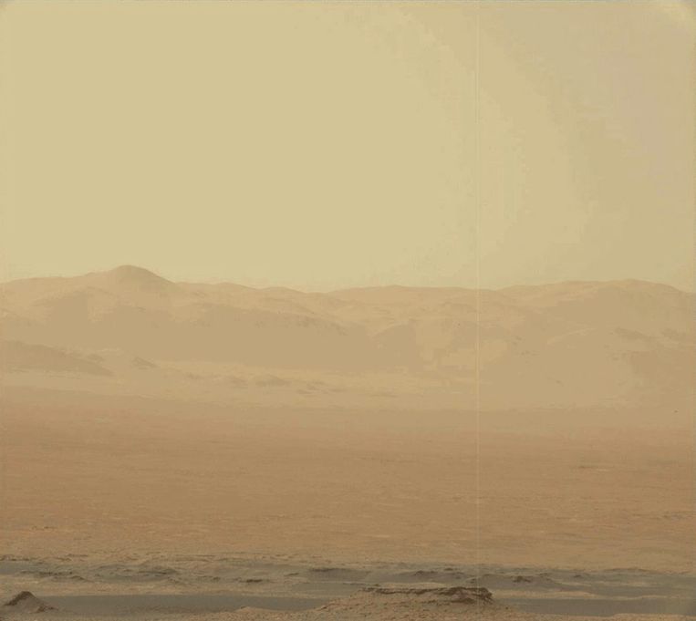 Een foto van het landschap op Mars, zoals hij genomen werd door Curiosity.