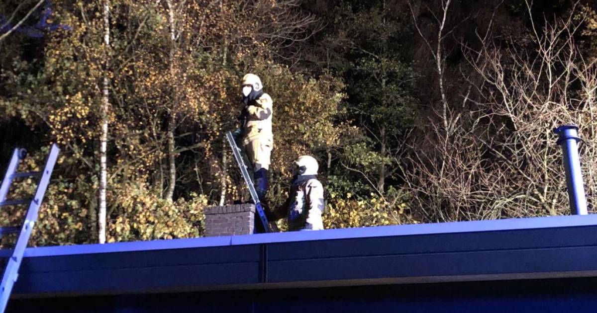 Schoorsteenbrand beëindigt abrupt gezellig avondje van jong stel in Ootmarsum.