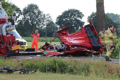 Vrachtwagen botst tegen boom in Kootwijkerbroek