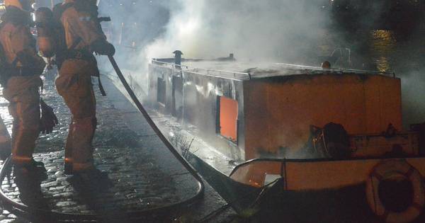 Een woonboot die in het water aan de Jupiterkade nabij de Junostraat in Den Haag lag, is vanmorgen vroeg volledig uitgebrand.
