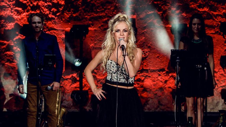 Lady Linn Doet Monden Openvallen Met Prachtige A Capella