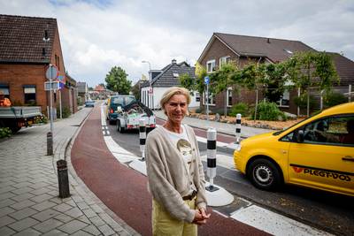 Bewoners Molenstraat in Goor staan met de rug tegen de muur