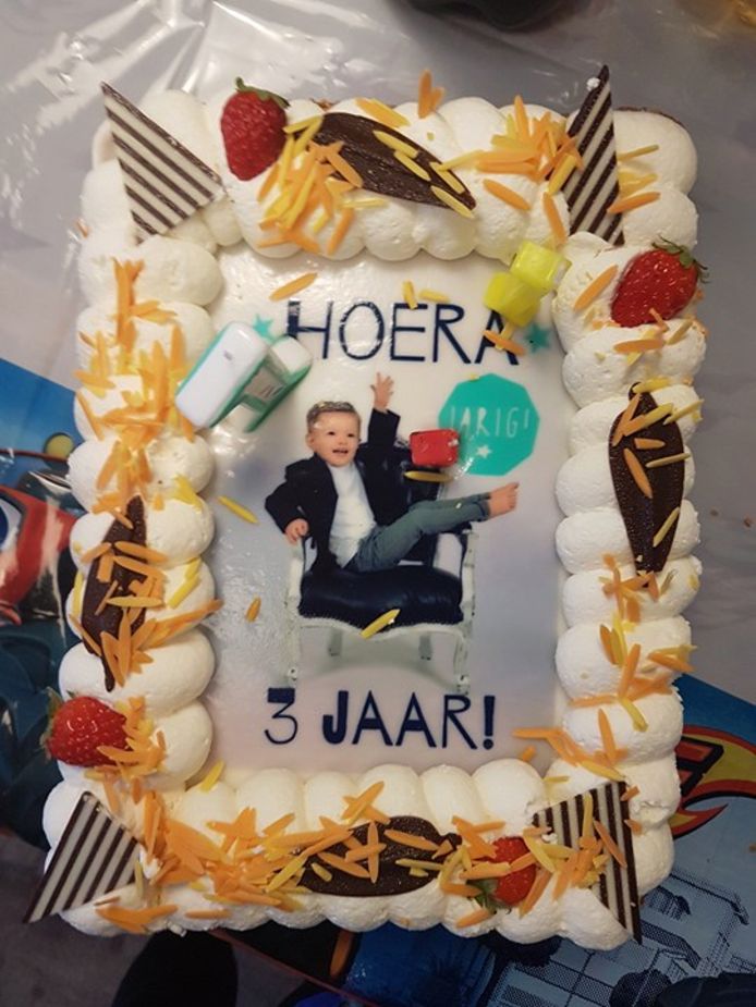 Welp Hema blundert met verjaardagstaart: 'Hoer 3 jaar!' | Bizar | AD.nl XK-19