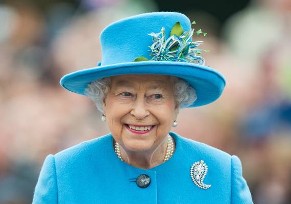 Queen Elizabeth zet de schaar in haar iconische kapsel