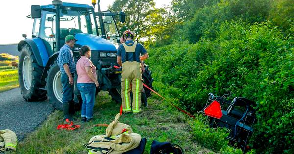 Geschrokken paard rijdt met koets en al de sloot in