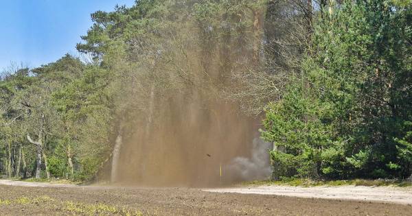 EOD brengt granaat tot ontploffing in Riethoven: knal laat diepe krater na - Eindhovens Dagblad
