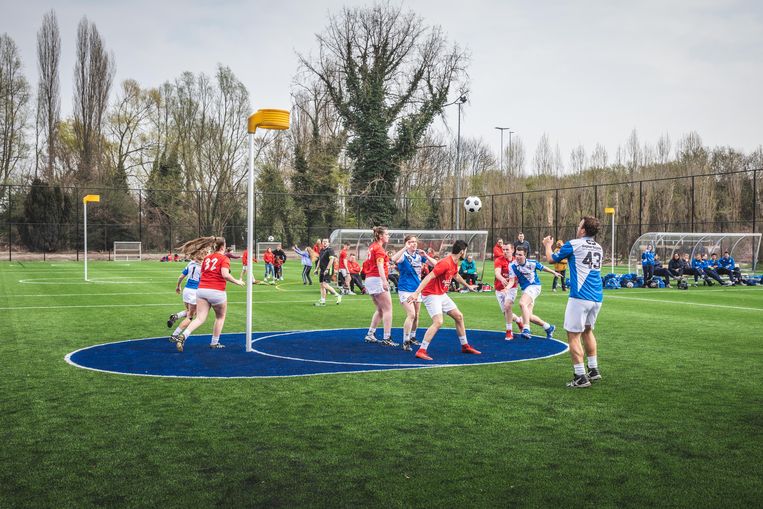 Eerste korfbalveld met kunstgras is ook voetbalveld Gent In de