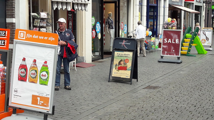 Gemeente treedt voorlopig niet handhavend op tegen reclameborden in centrum van Bergen op Zoom.