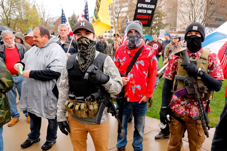 Gewapende mannen doen mee aan een demonstratie in Lansing, de hoofdstad van Michigan,  tegen beperkende coronamaatregelen. 