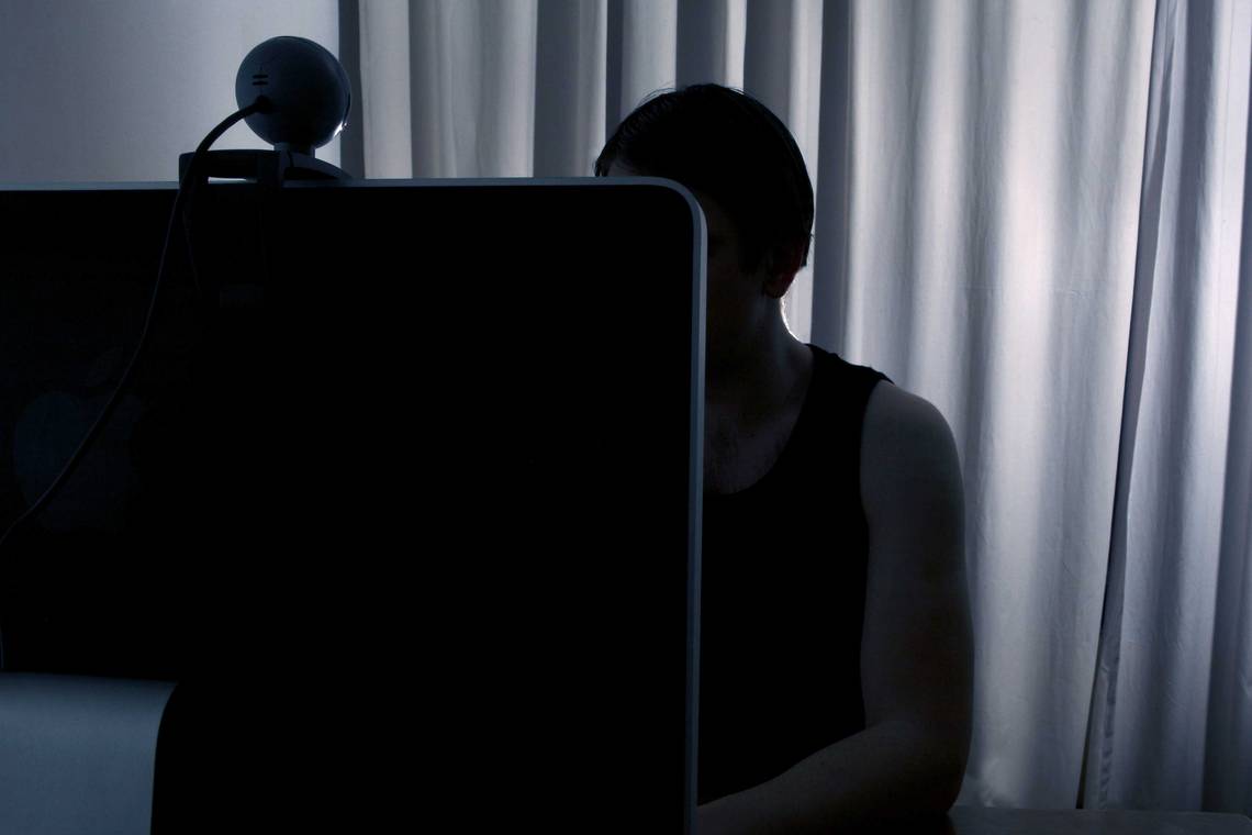 ‘Ook wie hiernaar kijkt, doet een slachtoffer geweld aan’: duizenden beelden van seks met bewusteloze vrouwen aangetroffen