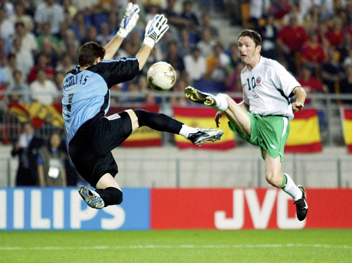 Iker Casillas in actie tegen Robbie Keane op het WK 2002.