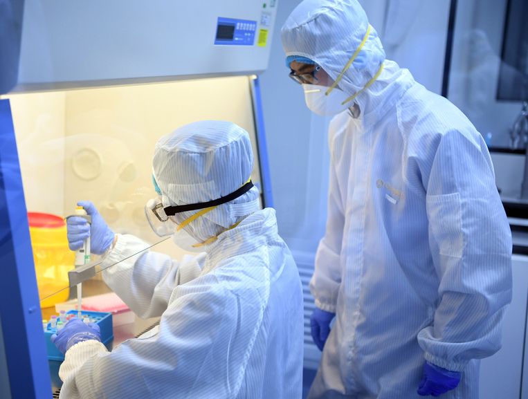 Chinese onderzoekers verpakken testmateriaal om het virus op te sporen.