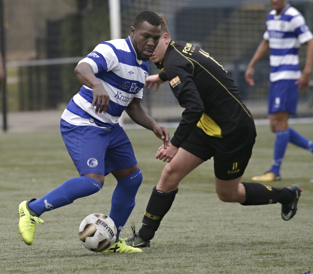 Royston Drenthe duikt op bij tweedeklasser Xerxes Foto AD.nl