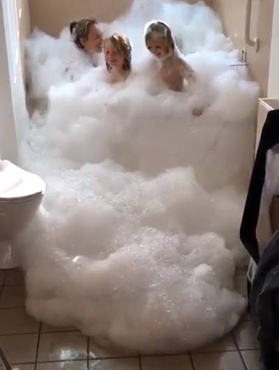 Nicolette is uitgeschoten met badschuim, Fajah gekiekt met dochter Irem