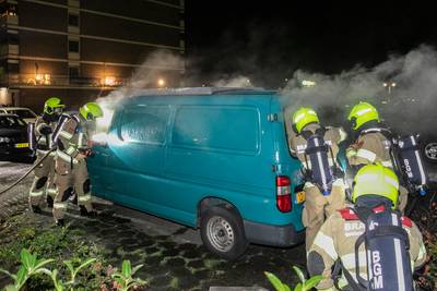 Bestelbus vliegt in brand in Velp