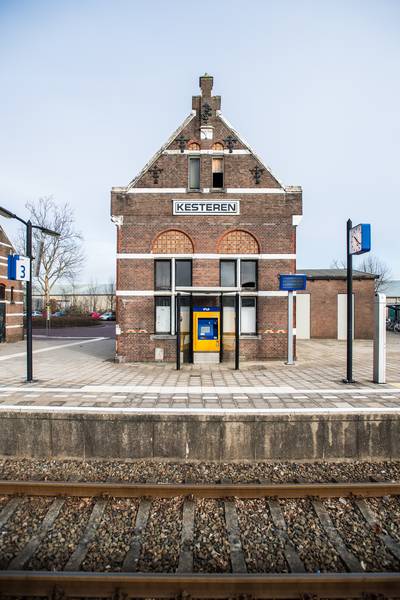 Jongeren Neder-Betuwe willen beter openbaar vervoer: overvolle trein in ochtend