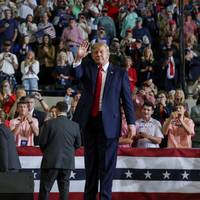 Voor- en tegenstanders van Trump in aanwezigheid van president op de vuist tijdens politieke rally