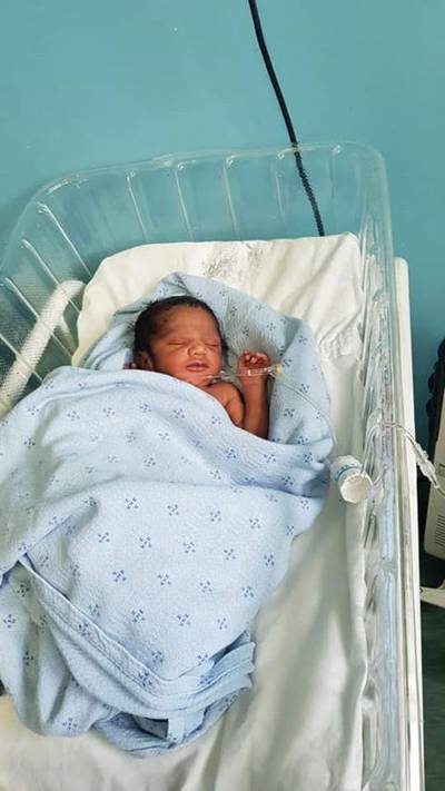 Pasgeboren baby gered uit vuilniszak vlak voor vuilniswagen komt