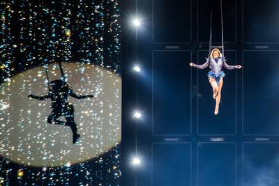 Helene Fischer verrast publiek in Gelredome met entree aan touw