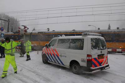Auto botst op een trein bij spoorwegovergang in Velp