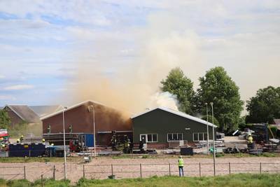 Grote brand in bedrijfsloods Kesteren, veel rookontwikkeling