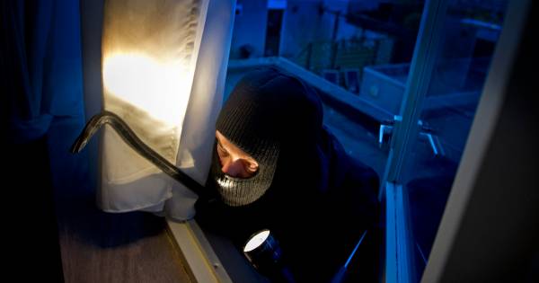 Agenten ontdekken woninginbraak tijdens surveillance.