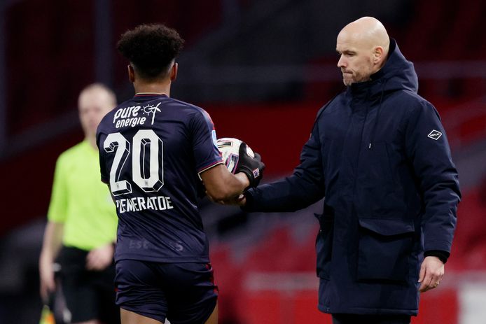 FC Twente-supporters vieren overwinning op Ajax met ...