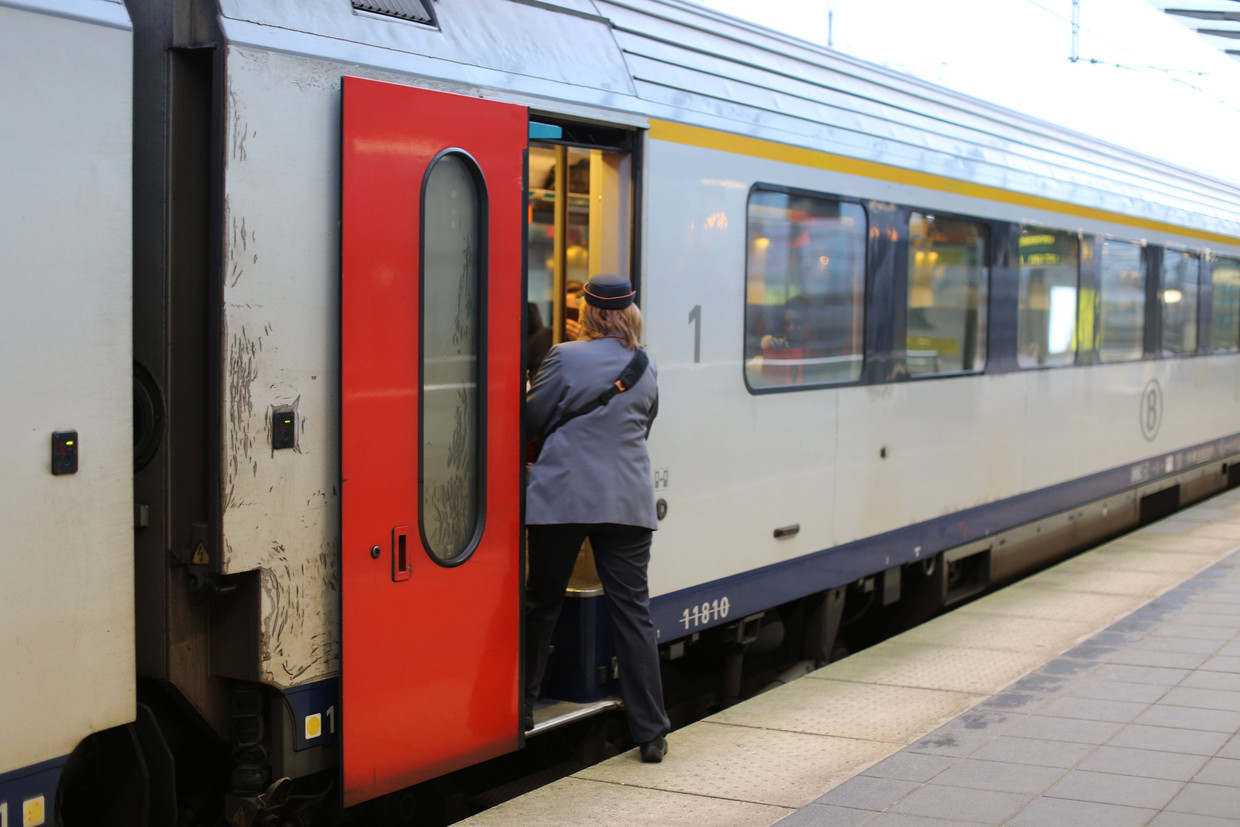 Trein met 100 reizigers tweetal uur geblokkeerd door ...