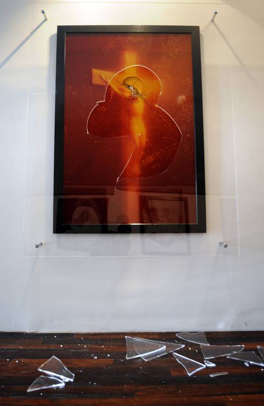 L Auteur De Piss Christ Je Suis Moi Meme Chretien Monde 7sur7 Be